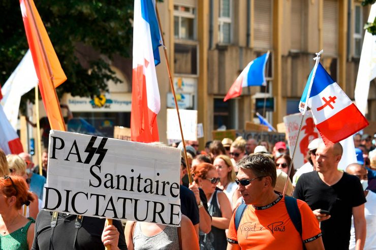 France / L’ombre de la pancarte antisémite plane sur la manifestation anti-pass