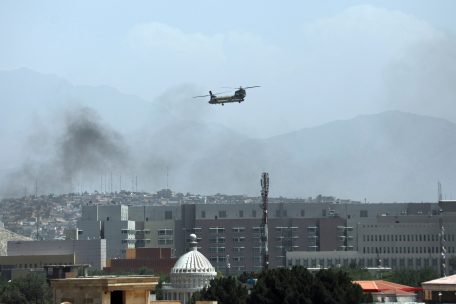 Panische Flucht: Ein Hubschrauber der USA überfliegt am Sonntag Kabul