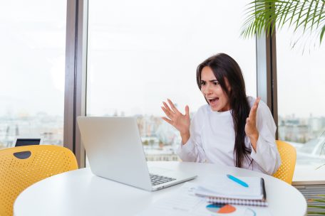 Im Netzjargon wird der Begriff „getriggert“ gerne benutzt, um Personen zu beschreiben, die sich von Beiträgen in den sozialen Netzwerken persönlich angegriffen fühlen