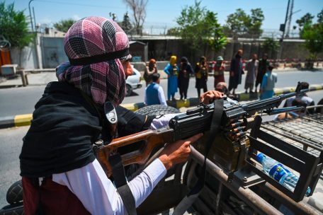 Ein Taliban-Kämpfer bedient ein Maschinengewehr auf einem Fahrzeug, während er am 16. August 2021 auf einer Straße in Kabul patrouilliert