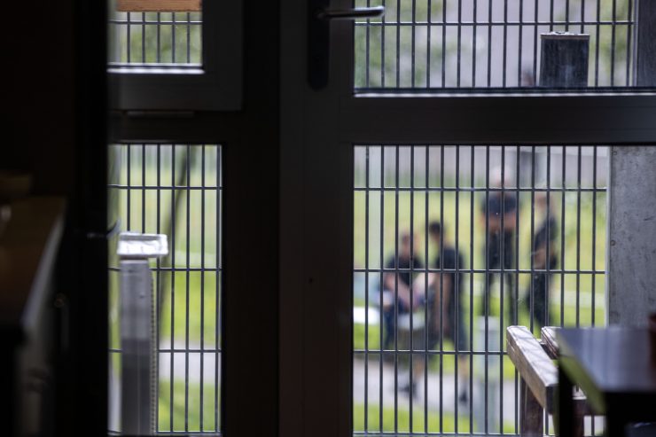 „eran, eraus… an elo?“ / Asbl fordert Wiederanpassung des Besuchsrechts von Häftlingen