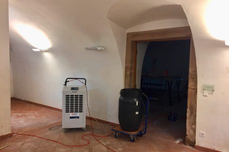 Die Luftentfeuchter laufen auf Hochtouren, doch bis die Sandsteinmauern trocken sind, wird es wohl noch eine Weile dauern
