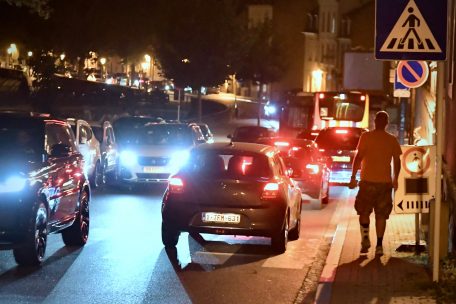 Das Verkehrsaufkommen zu später Stunde am Wochenende stört viele Anwohner. Vor allem, da viele Fahrer mit laufendem Motor und lauter Musik auf einen freien Platz im Parkhaus warten.