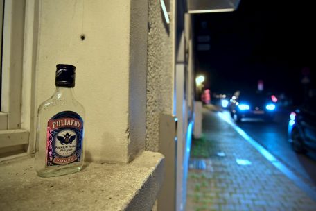 Die Relikte einer durchzechten Nacht müssen nicht selten von den Bewohnern selbst beseitigt werden. Man habe nichts gegen feiernde junge Menschen, betonen die Betroffenen. Man bitte nur um etwas Rücksicht und Verständnis.