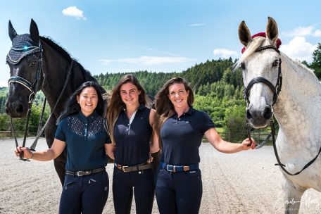 Das weibliche Expertentrio von KT-Equestrian (vnlr.): Auszubildende Li Wagner, Bereiterin Julia Jacob und Pferdetrainerin Kelly Trausch