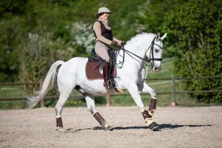 Seit sie vier Jahre alt ist, sitzt Pferdetrainerin Kelly Trausch buchstäblich fest im Sattel. Nach einem Studium und Auslandsaufenthalten kehrte sie zu ihrem Kindheitstraum und den Pferden zurück.