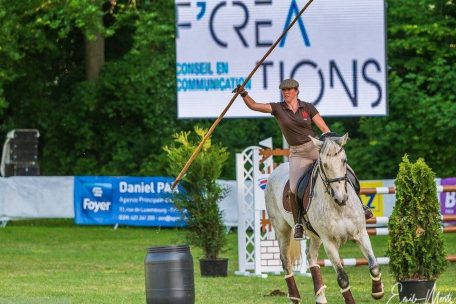 Bei der „Working Equitation“ muss man ein Gatter öffnen und schließen können, ohne vom Pferd abzusteigen, über Brücken reiten oder durch einen Rückwärts-Slalom. Rinderarbeit gehört auch dazu.