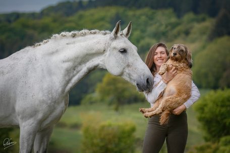 Die Liebe zu den Pferden, bei Reitexpertin Kelly Trausch keine leere Worthülse. Ihre Arbeitsweise stellt das Pferd sowie die Beziehung zwischen dem Pferd und dem Reiter in den Mittelpunkt.