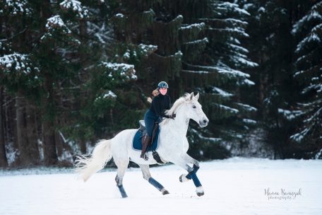 Ein eingespieltes Team auch im Winter – Kelly Trausch und eines ihrer beiden eigenen Pferde