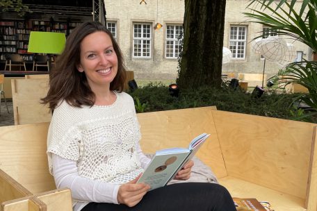 Aline Biberi wurde gleich fündig in der Freiluft-Bibliothek