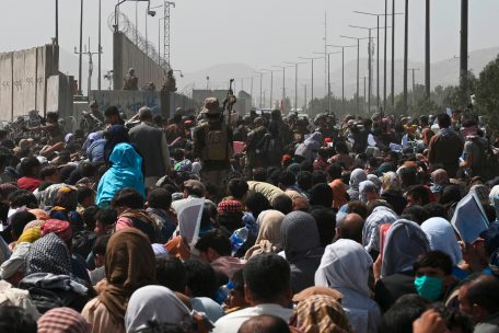 Afghanen versammeln sich am 20. August 2021 an einem Straßenrand in der Nähe des militärischen Teils des Flughafens in Kabul in der Hoffnung, nach der militärischen Übernahme Afghanistans durch die Taliban aus dem Land zu fliehen.