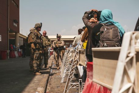 In diesem vom US Marine Corps zur Verfügung gestellten Foto beobachten US-Marines die Evakuierung am Hamid Karzai International Airport.