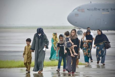 Aus Kabul evakuierte Menschen kommen am 22. August auf dem Luftwaffenstützpunkt Hindon an