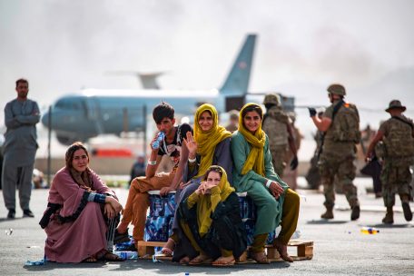 Sie haben es geschafft: Ein von den US-Streitkräften zur Verfügung gestelltes Bild zeigt eine Gruppe Menschen vor ihrer Evakuierung