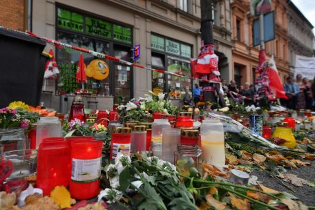 Es wäre leichtsinnig, Incels als einfache Frauenhasser abzutun. In den letzten Jahren konnten bei vielen Amokläufern auch Parallelen zur Incel-Kultur gezogen werden. Nach dem antisemitischen Anschlag in Halle im Oktober 2019 meinte der Täter etwa, der Feminismus sei schuld an der sinkenden Geburtenrate im Westen, die Ursache für eine angebliche Massenimmigration sei.