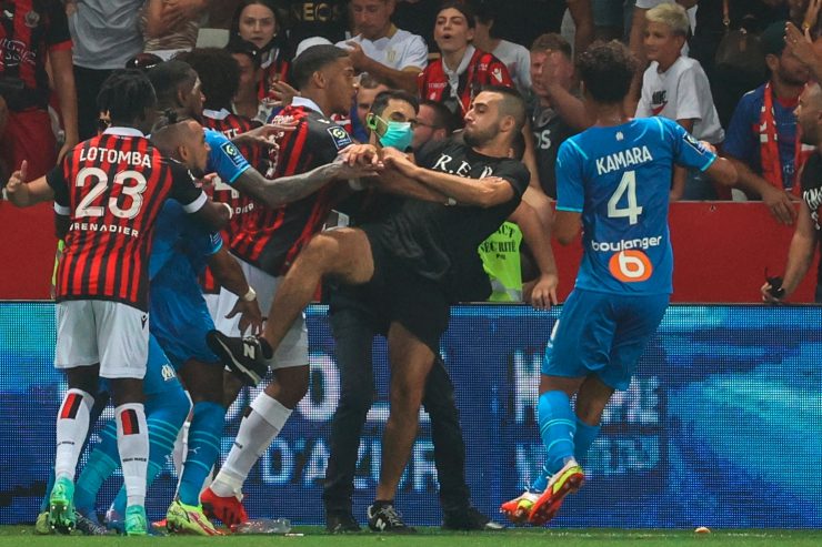 Fußball / „Schande von Nice“: Platzsturm, Spielabbruch und verletzte Spieler