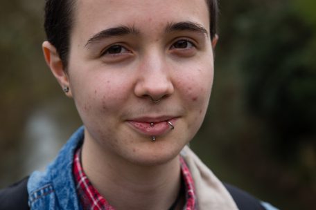 Zohra Barthelemy ist 18 Jahre alt besucht eine Abschlussklasse mit Schwerpunkt Biologie und Chemie