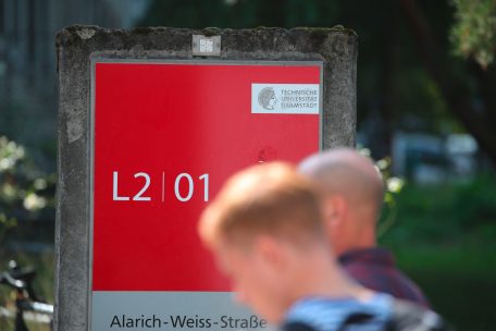 Kriminalität / Gift in der Milch – Fahnder sehen Mordversuch nach Anschlag in Uni