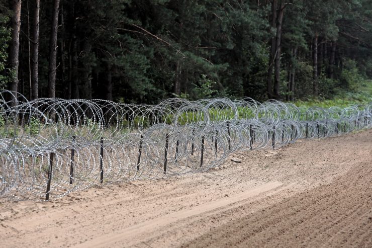 Grenzzaun zwischen Polen und Belarus / Wie Flüchtlinge im Streit zwischen der EU und Belarus zum Spielball werden