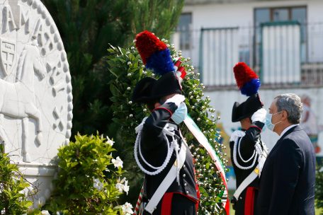 Mario Draghi, Premierminister von Italien, steht vor dem Denkmal der Opfer des Erdbebens von 2016, um einen Kranz niederzulegen