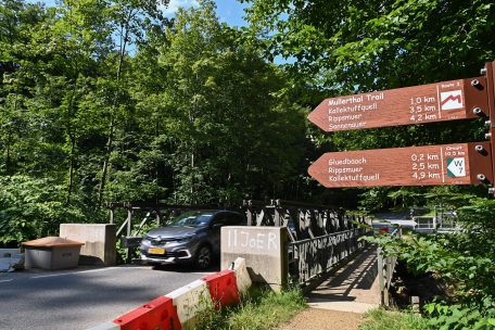 Neben zahlreichen Wanderern des Müllerthal-Trails nutzen auch viele Besucher des Schiessentümpels die Brücke, um vom Parkplatz zur Sehenswürdigkeit zu gelangen