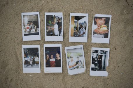 Freunde und Familie haben dem Jungunternehmer geholfen. Ihre Erinnerungen haben sie auf Polaroid-Fotos festgehalten.