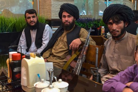 Nie ohne Waffe im Bild: Taliban-Kämpfer warten in einem Kabuler Restaurant auf ihr Essen