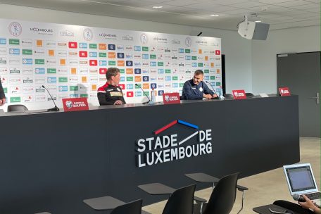 Entspannte Stimmung herrschte gestern auf der Pressekonferenz im neuen Stadion zwischen Danel Sinani (r.) und Luc Holtz