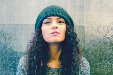 Safiye Can ist Gastdozentin an verschiedenen Universitäten. Sie wurde schon mit Literaturpreisen und Stipendien ausgezeichnet.