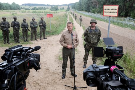 Mit neuem Grenzzaun in den hybriden Krieg: Polens Verteidigungsminister Mariusz Blaszczak bei einer militärisch aufgeladenen Pressekonferenz