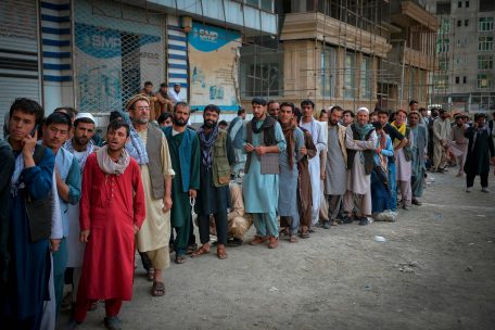 Afghanen warteten am Dienstag in Kabul auf die Wiedereröffnung der Banken