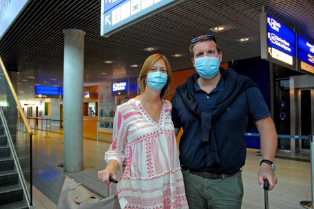 Lynn Giacomini und Cliff Assel fragen sich, ob Reiserückkehrer nicht strenger kontrolliert werden sollten