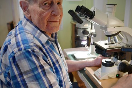 Ben Schultheis an seinem Mikroskop, wo er einen Großteil der mykologischen Arbeit verrichtet