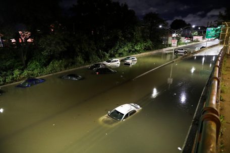 Die starken Regenfälle des Hurrikan „Ida“ haben Straßen unter Wasser gesetzt