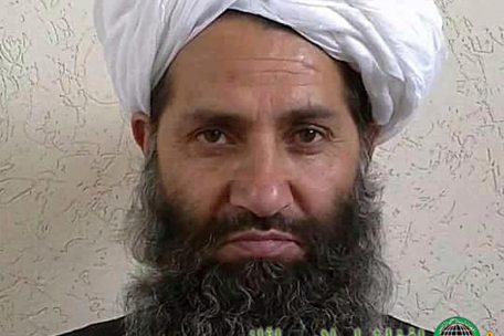 Nachdem Haibatullah Achundsadas Vorgänger 2016 bei einem US-Angriff getötet wurde, trifft er als sogenannter „Anführer der Gläubigen“ die endgültigen Entscheidungen über politische, religiöse und militärische Angelegenheiten der Taliban