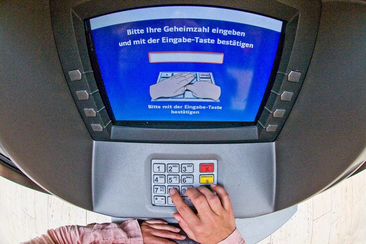 Kriminalität / Diebesbande bestiehlt Bankkundin an Geldautomat