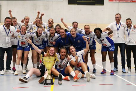 Die Handballerinnen aus Düdelingen bejubeln den ersten Saisontitel