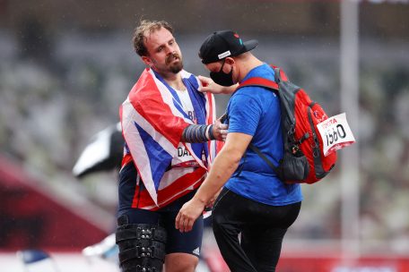 Ein enttäuschter Tom Habscheid gratuliert seinem Dauerrivalen Aled Davies zu seinem dritten Paralympics-Sieg in Folge