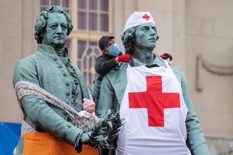 Ein „Bekenntnis“ steht noch aus: Linke-Mitglieder verkleiden in Weimar Goethe und Schiller als Mitarbeiter in der Pflege.