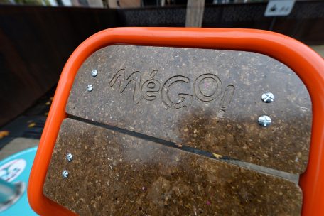 Aus den Abfällen entstehen feste braune Platten