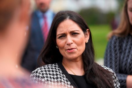 Die britische Innenministerin Priti Patel hat ihr Image als Rechtsauslegerin in der konservativen Partei zu verteidigen