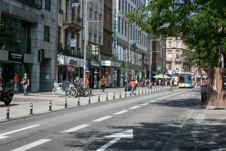 In der Avenue de la Gare wurde ein Mann in der Nähe des „Café Périgord“ von einem Hund einer privaten Sicherheitsfirma gebissen