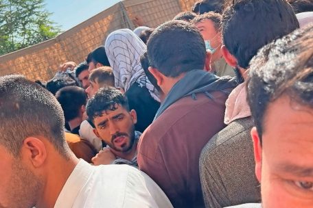 Gedränge nahe dem Flughafen: Einmal wird Fida von Taliban verprügelt, weil er Fotos macht