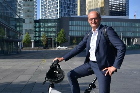 Claude Turmes besitzt kein Auto: Er bewegt sich in der Stadt mit dem Elektrofahrrad fort