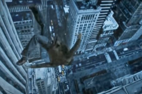 You got pranked, bro: Das Video zu „All About Lovin You“ von Bon Jovi erinnert stark an die Menschen, die in New York lieber in den Tod sprangen, als im brennenden Hochhaus zu sterben.