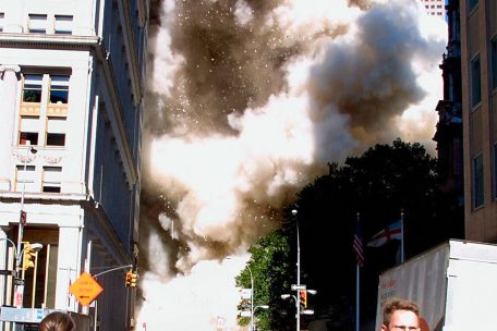 Menschen flüchten vor der Staubwolke nach dem Zusammenbruch des ersten Turms.