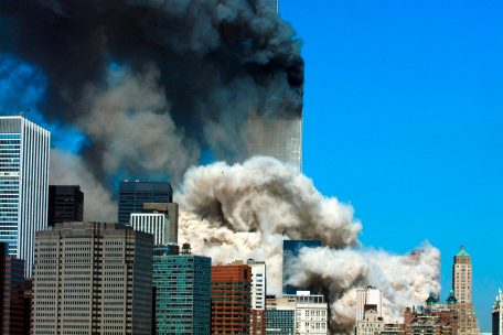 Der Südturm stürzt in sich zusammen.