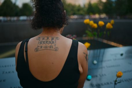 Shanhellen Jimenez, deren Mutter im Nordturm ums Leben kam, legt Blumen zum Gedenken nieder