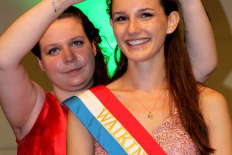 Der große Moment: Jessica Bastian krönt ihre Nachfolgerin Lee Risch zur 71. „Lëtzebuerger Wäikinnigin“