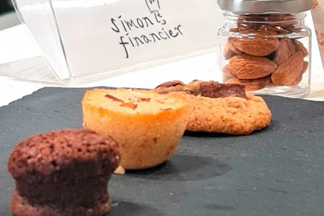 Simon bleibt den Finanzen treu … in einem gewissen Sinne zumindest